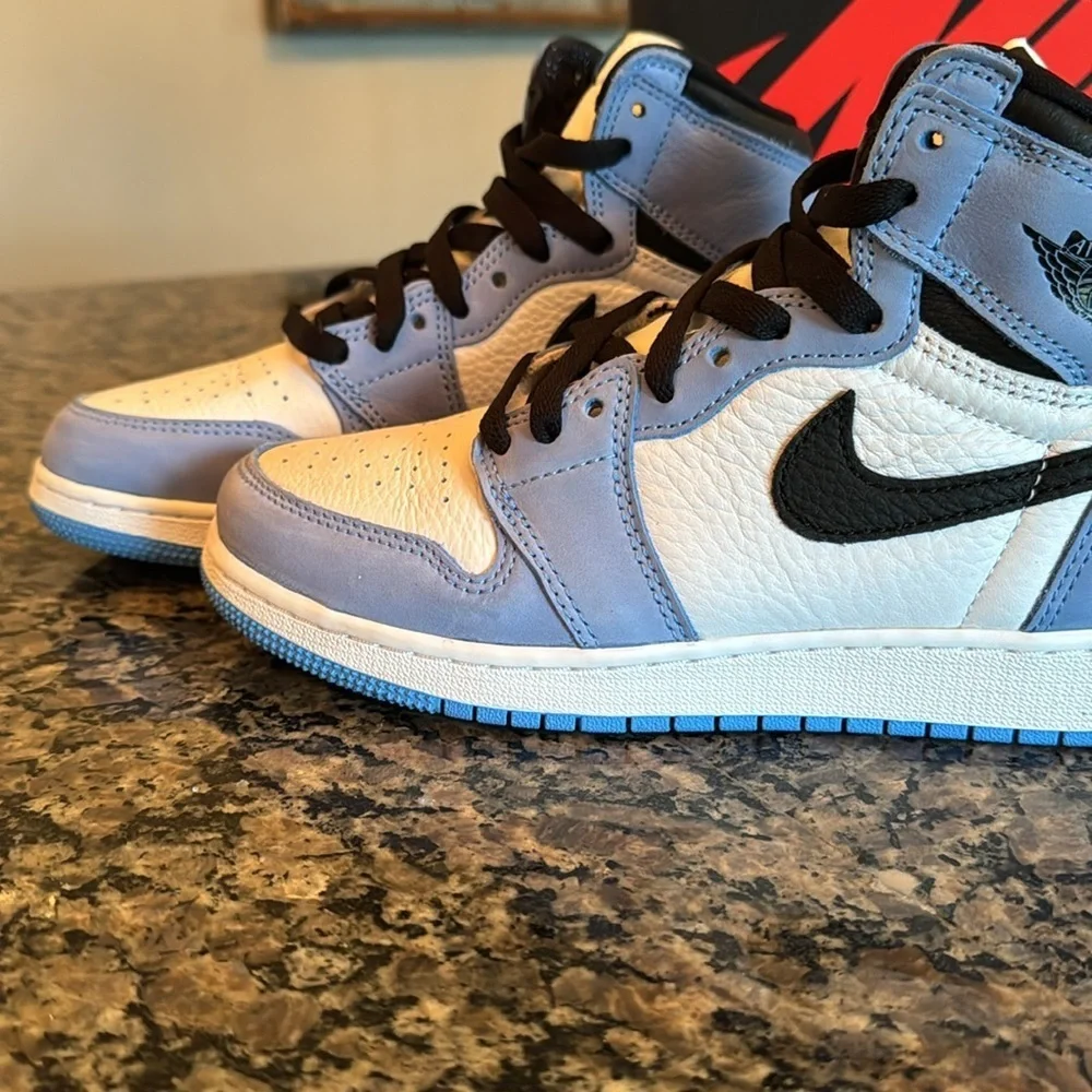 Nike Air Jordan 1 High OG university Blue Sneakers EUC 6Y